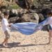 małżeństwo rozkładające koc plażowy